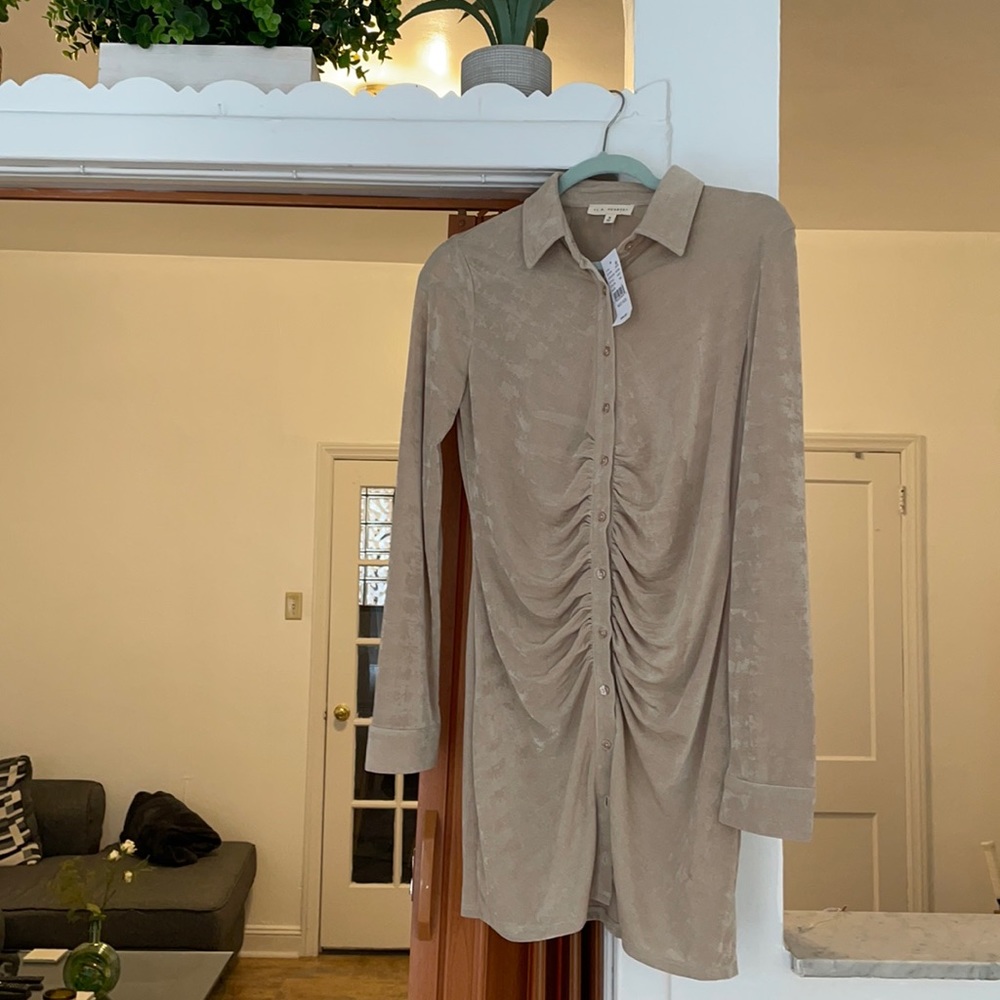 🧸🤍 NWT gorgeous LA Hearts long sleeve collar buttonup mini dress with ruching